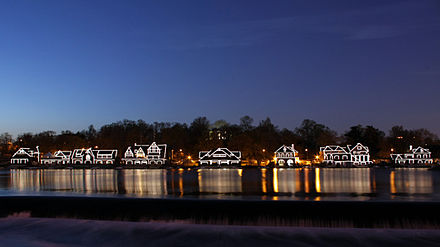 A358,_Philadelphia,_Pennsylvania,_USA,_Boathouse_Row_at_night,_2009